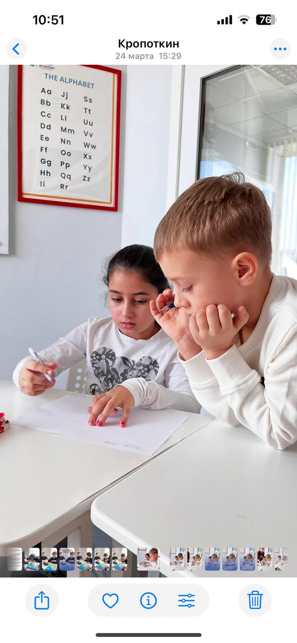 Радостные дети на занятии английским