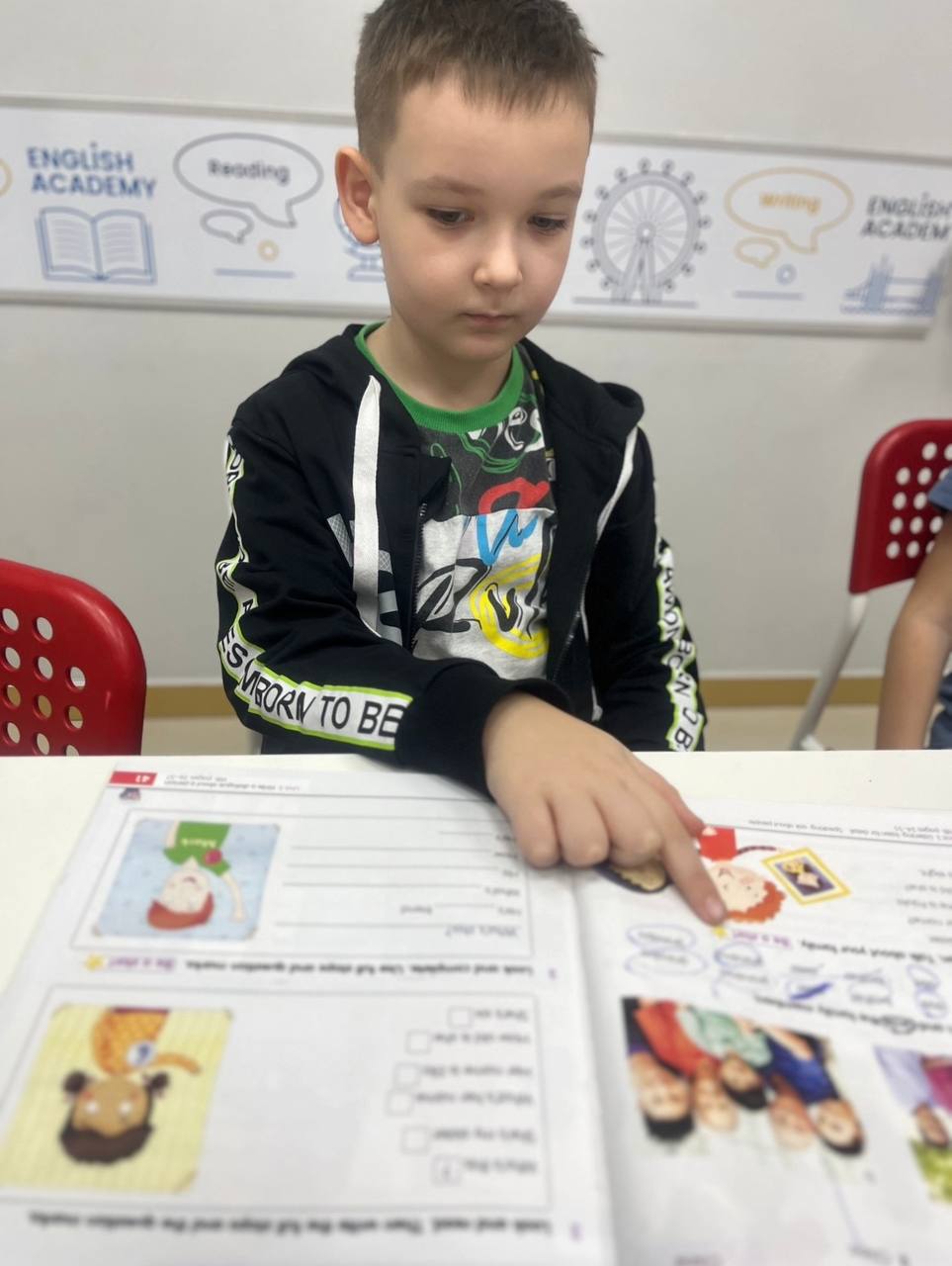 Преподаватель помогает ученику с заданием